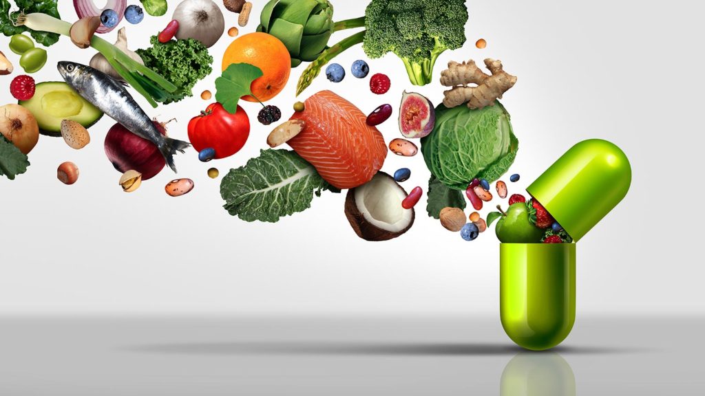 Illustration: Gesundes Obst und Gemüse fliegen in eine Kapsel Nahrungsergänzungsmittel